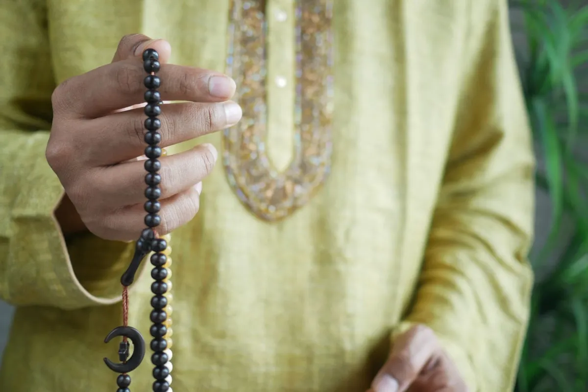 सितारों वाली नक़्क़ाशी की मेहराब और लटकती लालटेनें, नीले और हरे रंगों में
