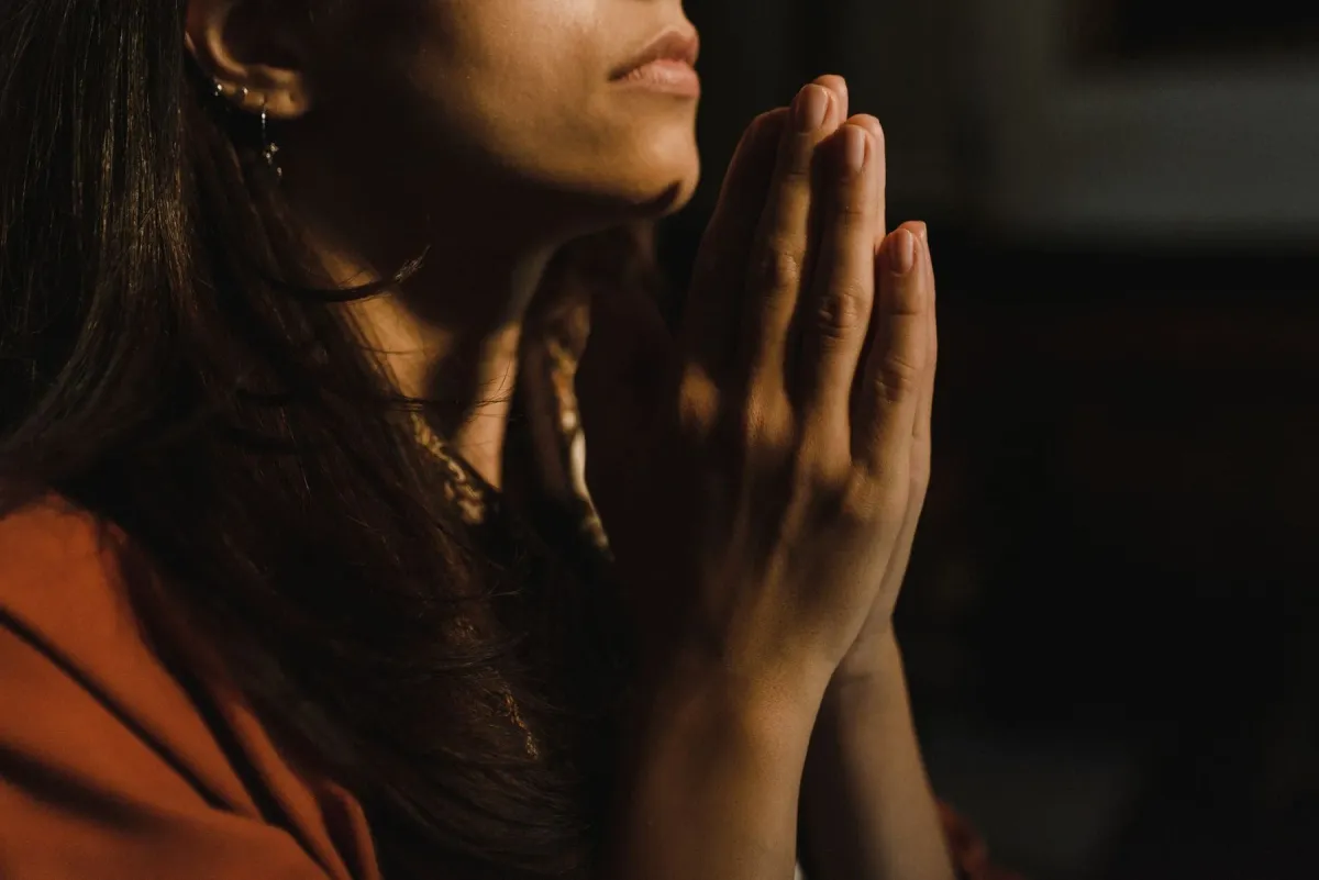 सितारे की आकृति वाली नुकीली मेहराब के नीचे जलता दीपक, नीले और हरे रंगों में